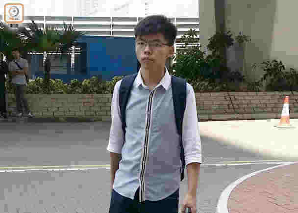 快讯：涉嫌违反保释条件，黄之锋在香港机场被拘捕