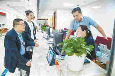 村支书违规操办乔迁宴：假乔迁 真敛财
