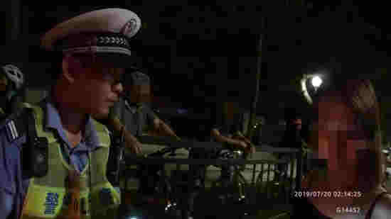 中山女子跑拱北蹦迪 顶不住闷热吹个海风竟出了这事