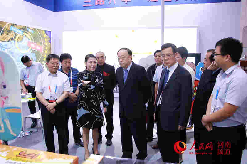 “河南服務”亮相京交會　　“河南服務，出彩中原”“三路並舉，宏圖大展”，第五屆中國（北京）國際服務貿易交易會（簡稱京交會）河南展廳大氣磅礡、美輪美奐。5月28日，京交會在北京國家會議中心隆重開幕，吸引了120個國家和地區參會……【詳細】