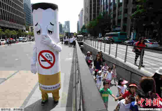 当地时间2013年5月31日，韩国首尔，世界无烟日到来，韩国展开禁烟宣传。图为一名穿着香烟服装的演员在宣传禁烟。