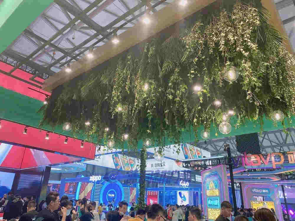上海展探展MYX觅:天然水雾化弹首次亮相 绿植天花板凸显天然