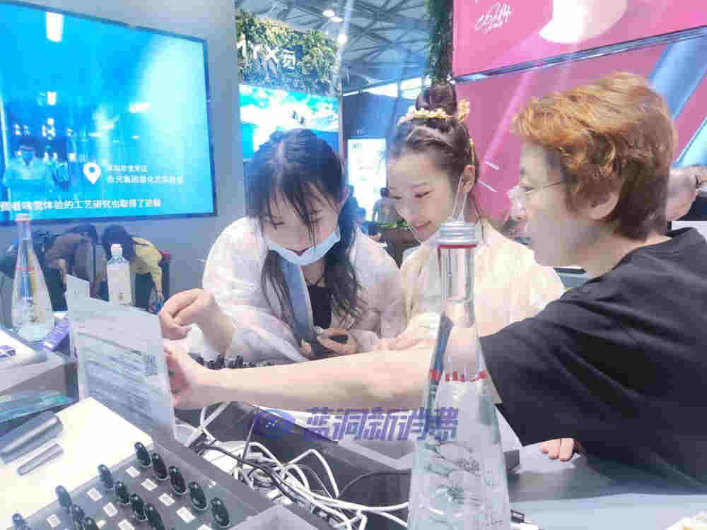 上海展探展MYX觅:天然水雾化弹首次亮相 绿植天花板凸显天然