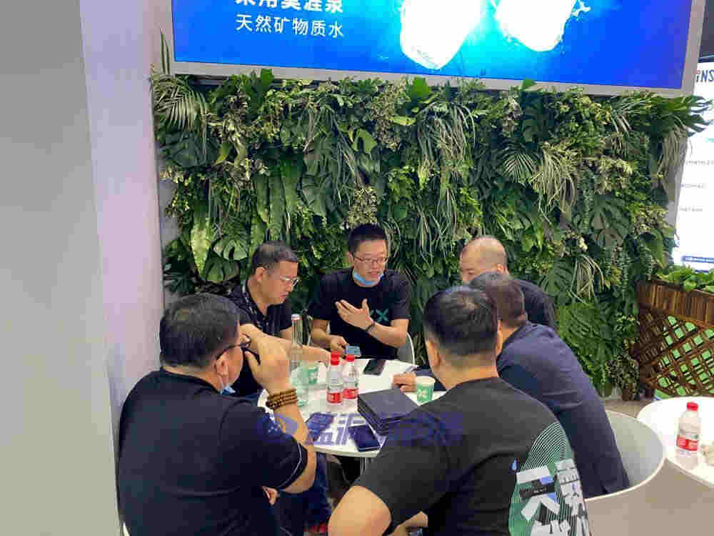 上海展探展MYX觅:天然水雾化弹首次亮相 绿植天花板凸显天然