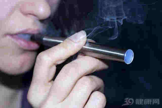 电子烟是“戒烟神器”？你想多了！它的危害比普通香烟还大 
