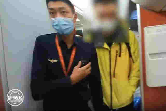 男子在飞机上抽电子烟，落地后傻眼了：以为过了安检就能抽 