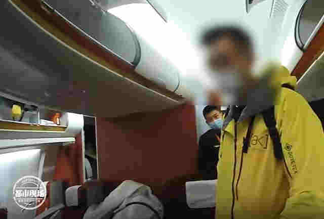 男子在飞机上抽电子烟，落地后傻眼了：以为过了安检就能抽 