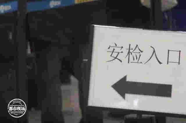 男子在飞机上抽电子烟，落地后傻眼了：以为过了安检就能抽 