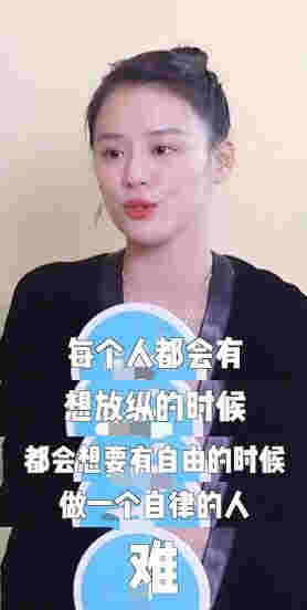 马思纯车内抽电子烟，在妈妈面前毫不避讳，吞云吐雾熟练似老手 