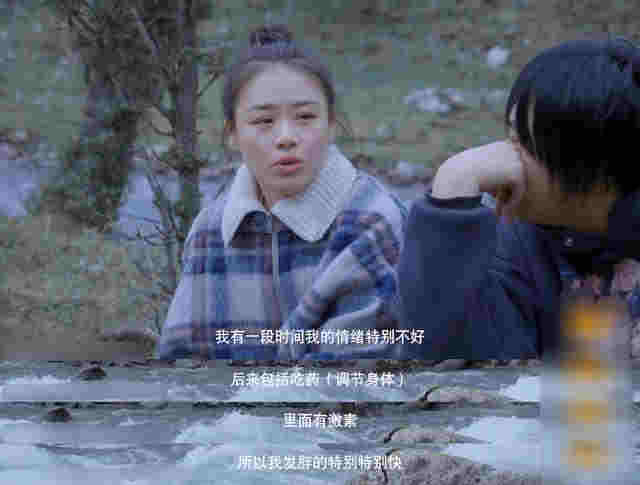 马思纯车内抽电子烟，在妈妈面前毫不避讳，吞云吐雾熟练似老手 