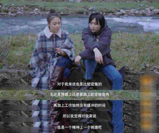 马思纯车内抽电子烟，在妈妈面前毫不避讳，吞云吐雾熟练似老手 