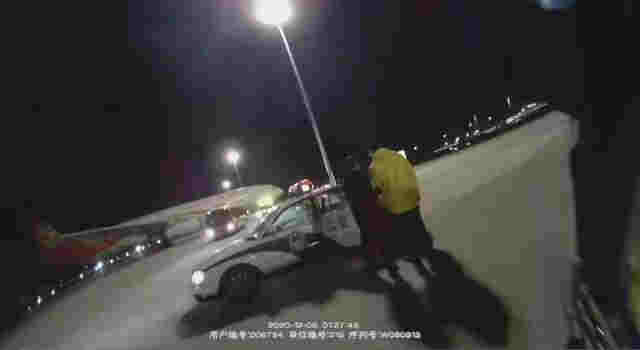 航班下降途中男子大摇大摆吸电子烟，被行拘5日 