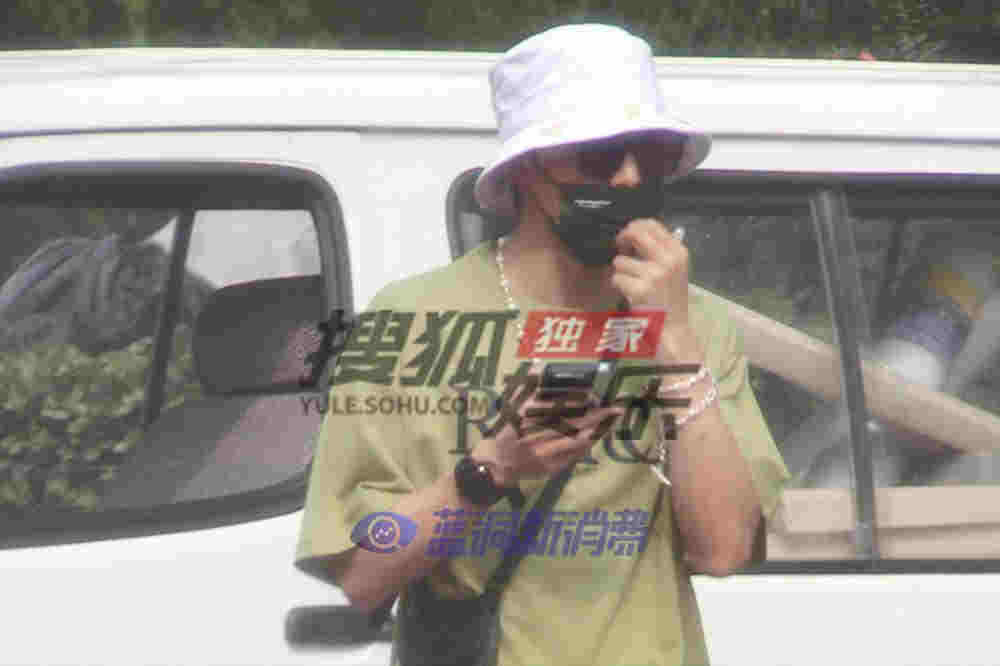 又一明星使用电子烟：张欣尧路边等车吸电子烟 
