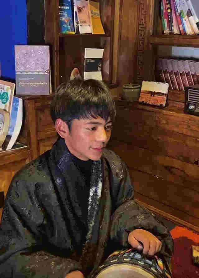 丁真吸烟视频曝光动作熟练，公司回应惹争议：电子烟不是烟 