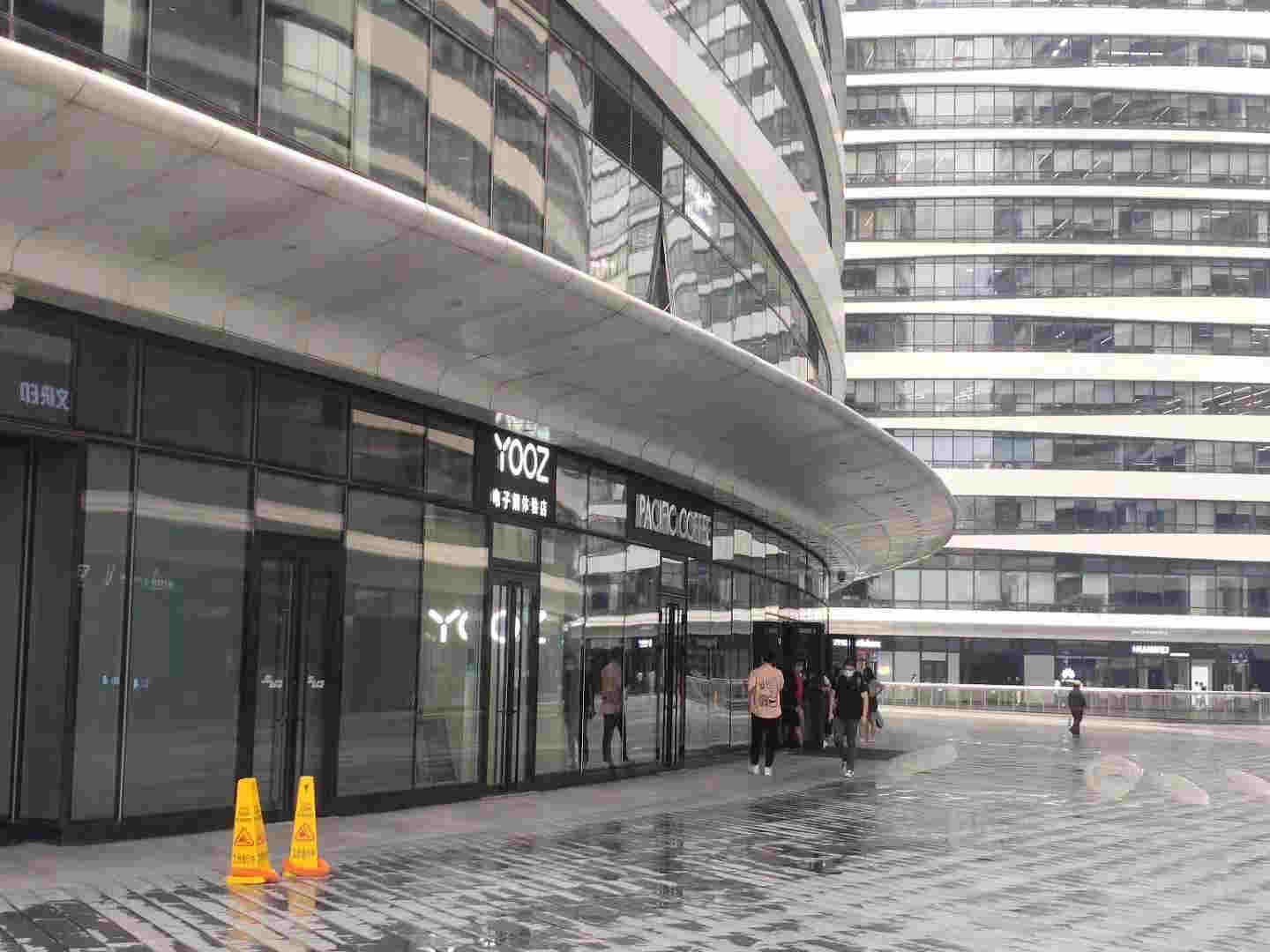 强监管下的电子烟：线上假货泛滥，专卖店产品低价销往微商，18岁门槛仍同虚设 