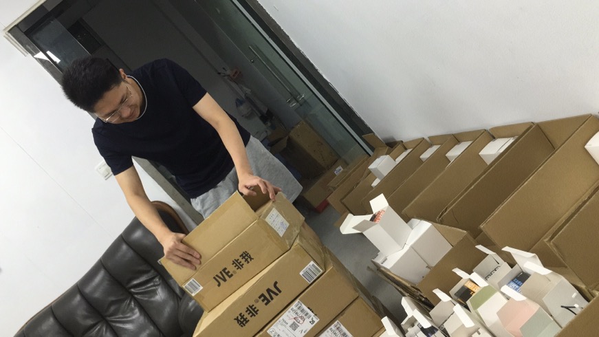 非我故事汇：一个背包两条腿跑出的百万市场
